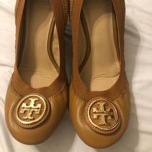 Tory burch Leather wedges tan